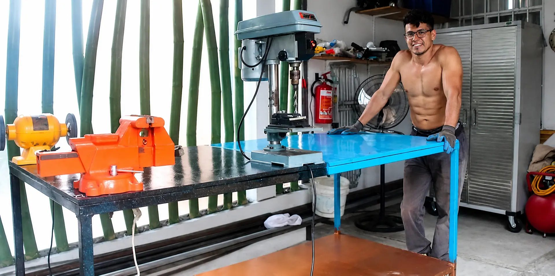 Aldo Femat en su taller construyendo equipo de entrenamiento